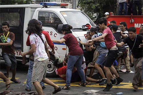 Decenas de heridos en una protesta en Manila frente a la embajada de EEUU